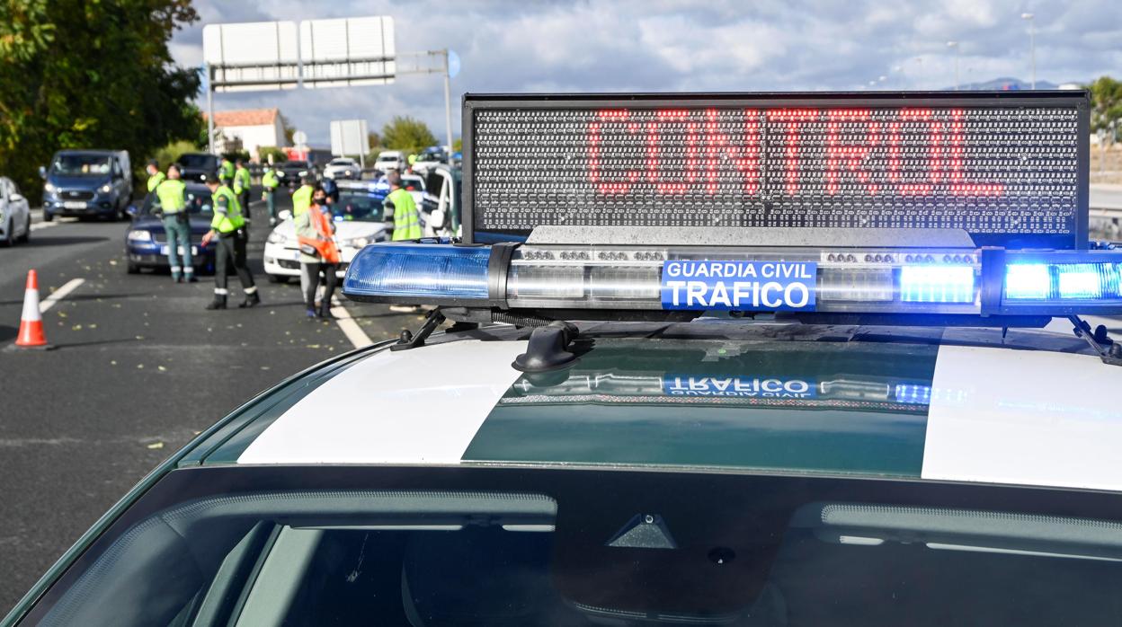 Más de 200 agentes vigilan los cruces y carreteras que comunican Granada y su área metropolitana el primer día del cierre perimetral