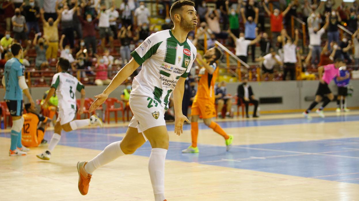 El pívot del Córdoba Patrimonio celebra un gol ante el Burela en Vista Alegre