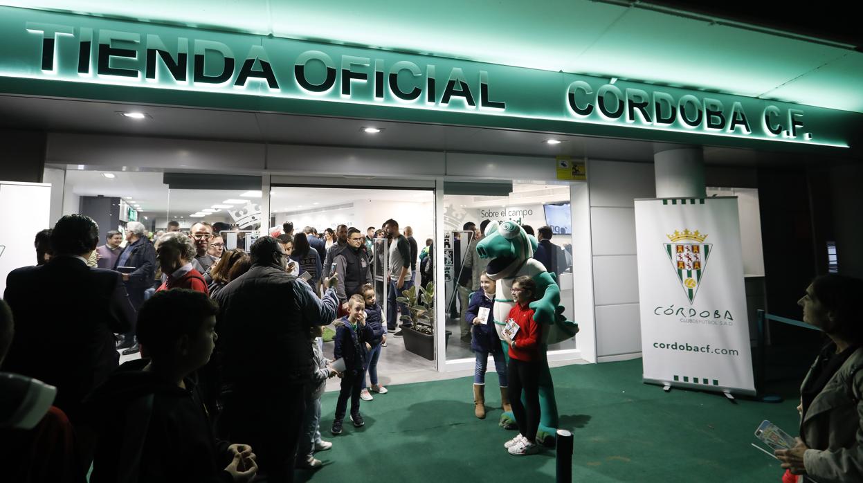 Imagen de la inauguración de la tienda oficial del club en su día, noviembre de 2018, en el estadio