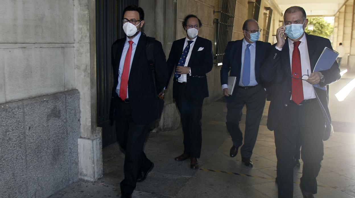 Abogados del caso Isofotón llegando a los juzgados de Sevilla