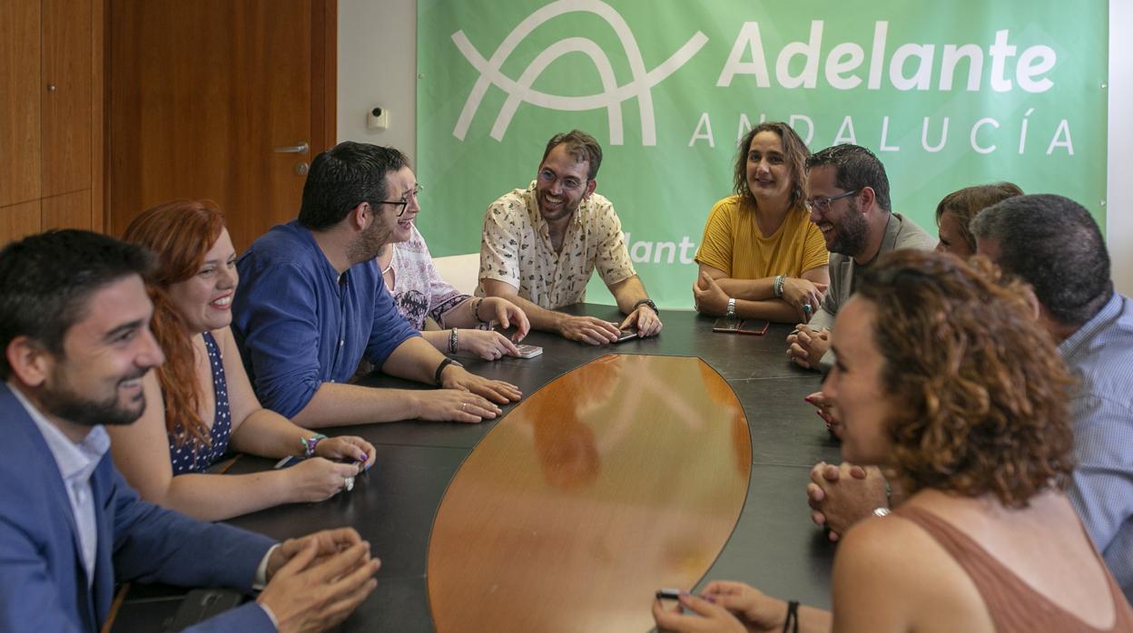 Imagen de una reunión del líder de IU, Toni Valero, con los representantes de Anticapitalistas que ahora Podemos considera tránsfugas