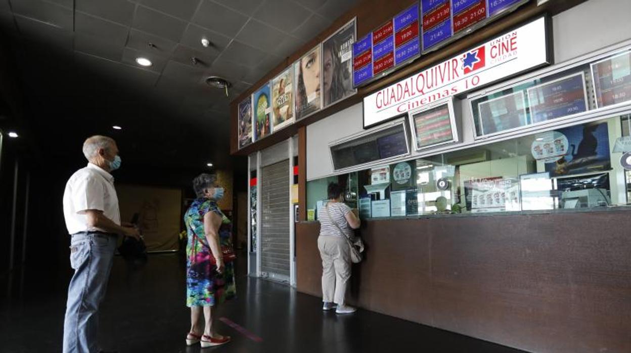 Espectadores en los cines Guadalquivir en su reapertura en julio