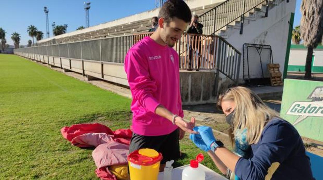 El delantero del Córdoba Alberto Salido pasa un test de Covid-19