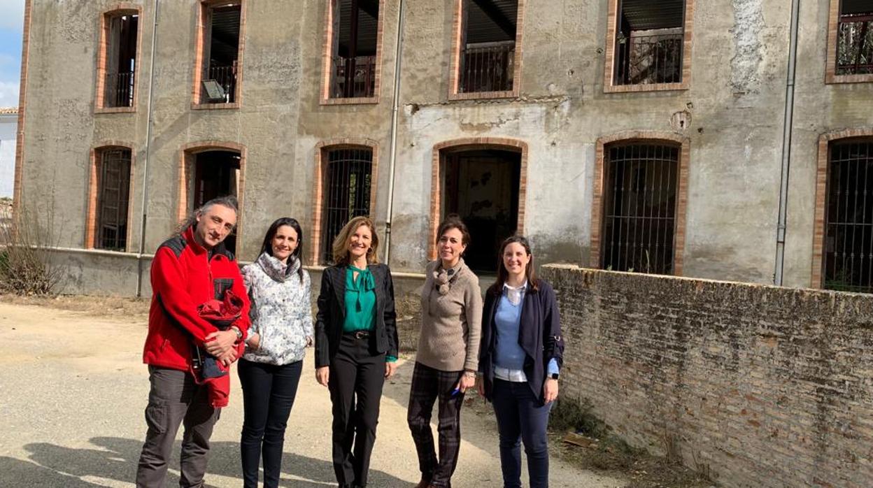 La alcaldesa de Priego, María Luis Ceballos, junto a representantes de la Junta junto a la fachada del Molino