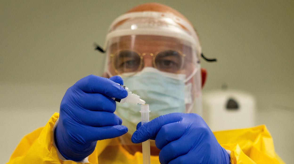 Un profesional sanitario realizando un test de Covid-19