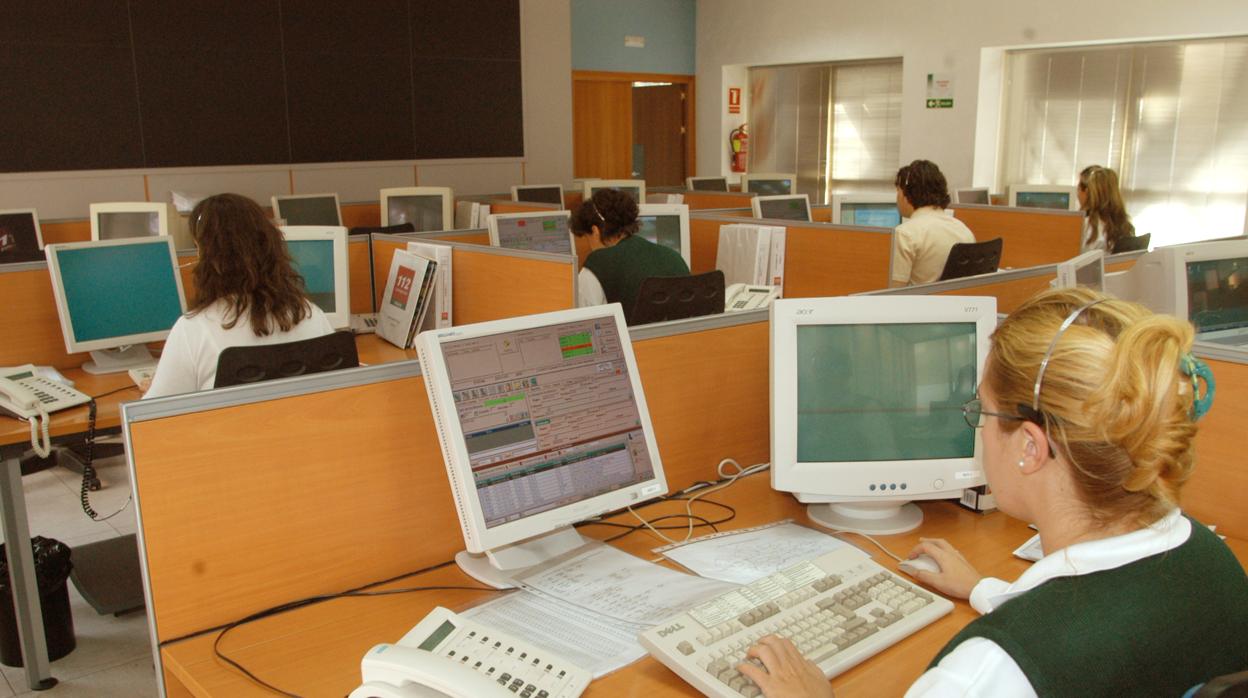 Imagen de archivo de unos teloperadores de un servicio de atención teléfonica para emergencias