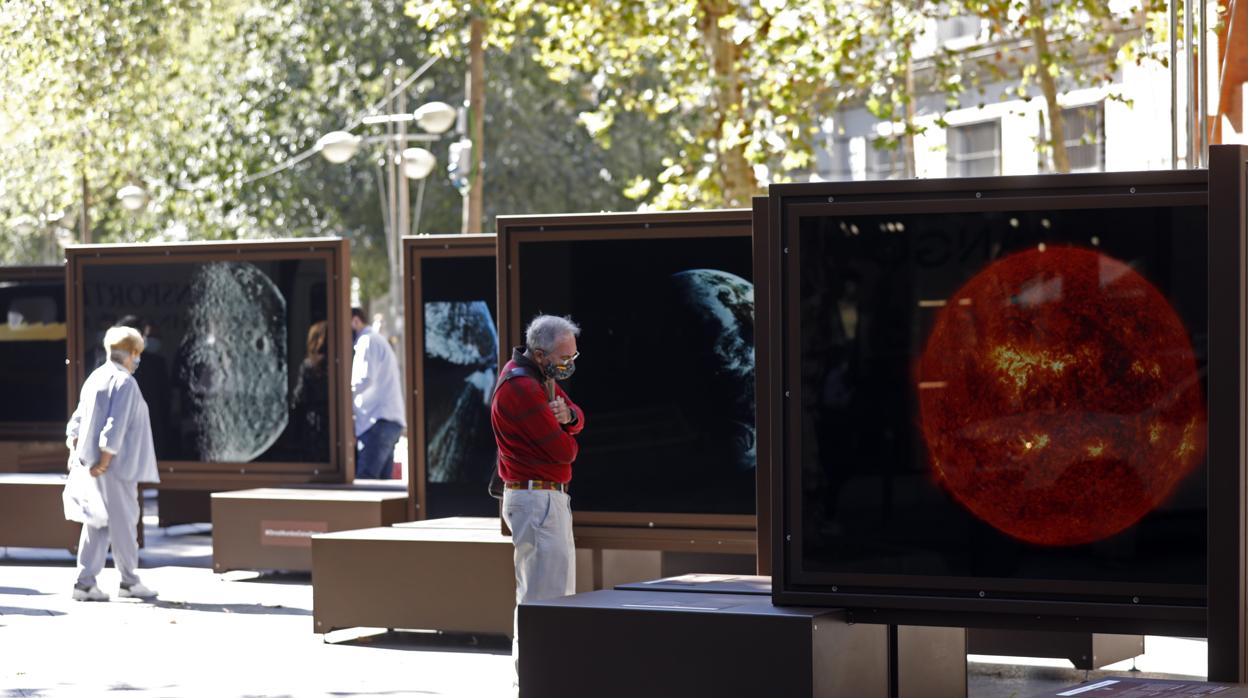 Exposición «Otros mundos» en el bulevar del Gran Capitán de Córdoba