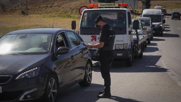 Cierre perimetral de Andalucía: ¿Puedo viajar entre provincias andaluzas si paso por un municipio confinado?