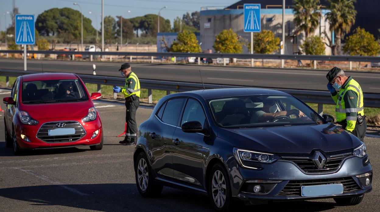 Agentes de la Guardia Civil de Tráfico realizan hoy viernes controles de movilidad en Utrera