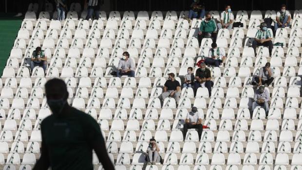 Los aficionados del Córdoba CF reciben con sabor a despedida la reducción de aforo