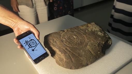 La estela de Belalcázar, con una reconstrucción del dibujo grabado con cincel de bronce