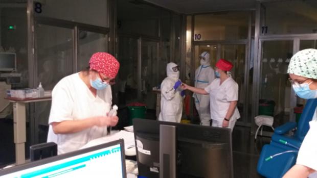 El Virgen de las Nieves instala camas UCI en su hospital de día por el aluvión de contagiados de Covid