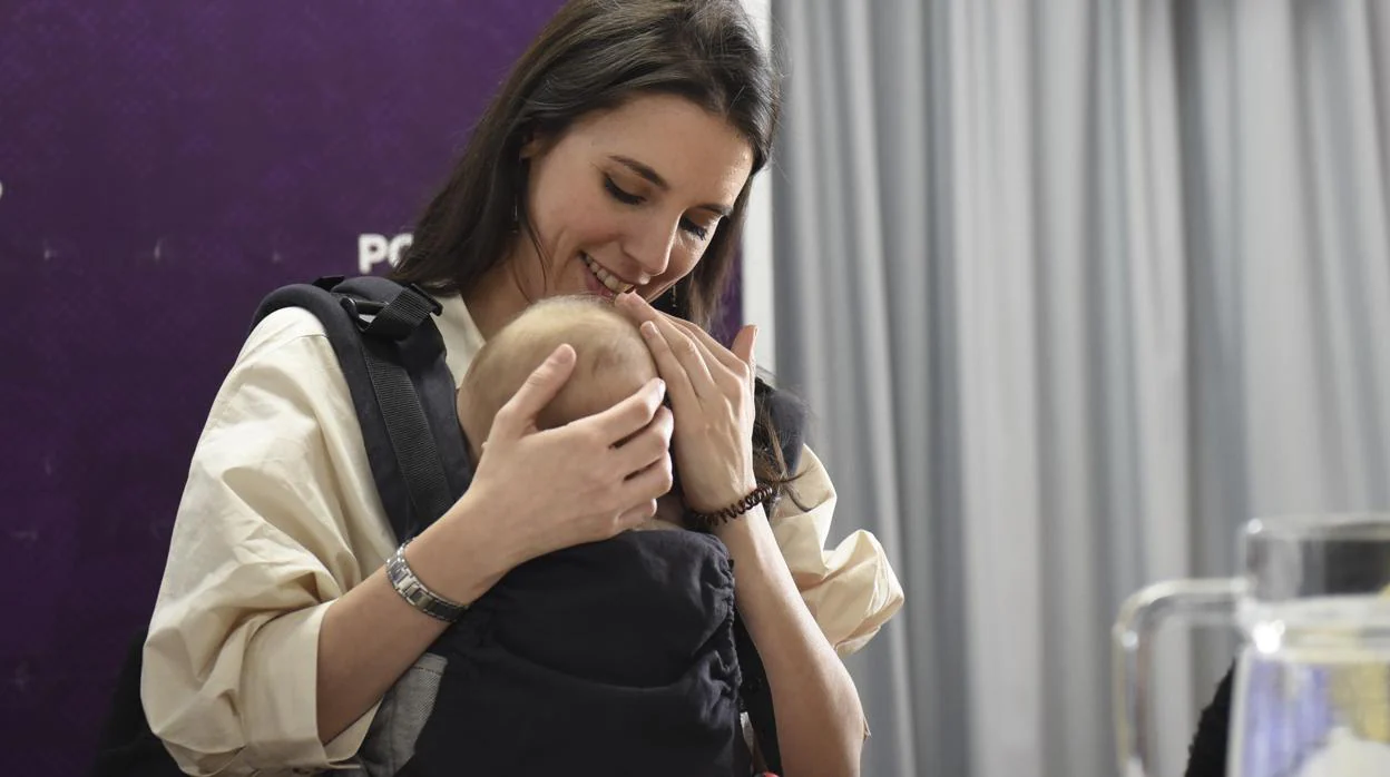 Irene Montero con su bebé en un Consejo Ciudadano Estatal de Podemos