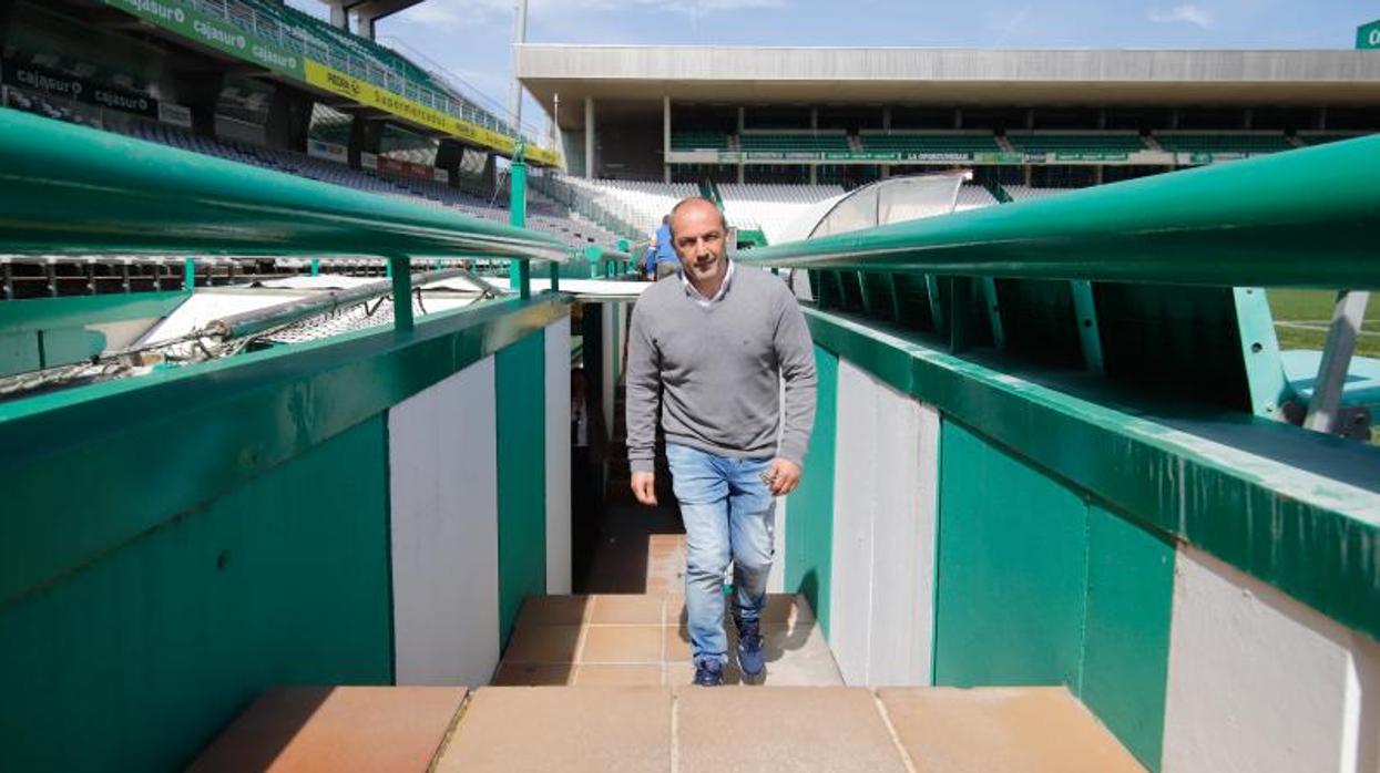 Juan Sabas saliendo del túnel de vestuarios