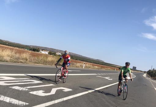 Ciclistas en la carretera de Antequera a Campillos