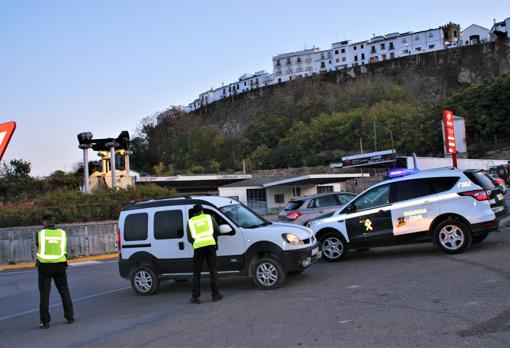 Control de la Guardia Civil, ayer en Priego de Córdoba