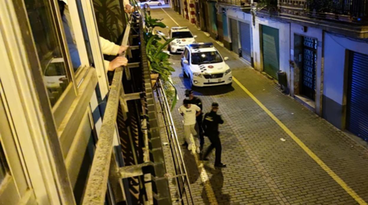 Agentes de la Policía Local en plena intervención en una imagen de archivo