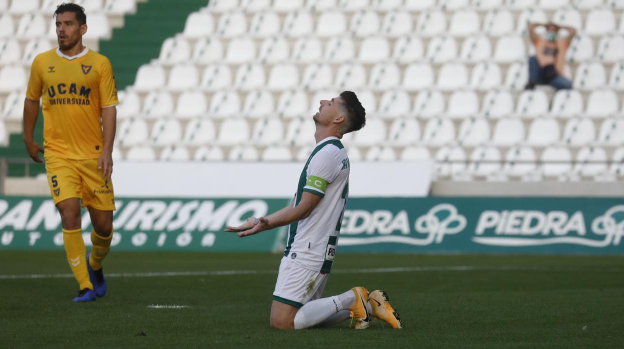 Javi Flores lamenta el primer poste del Córdoba CF-UCAM este domingo en El Arcángel