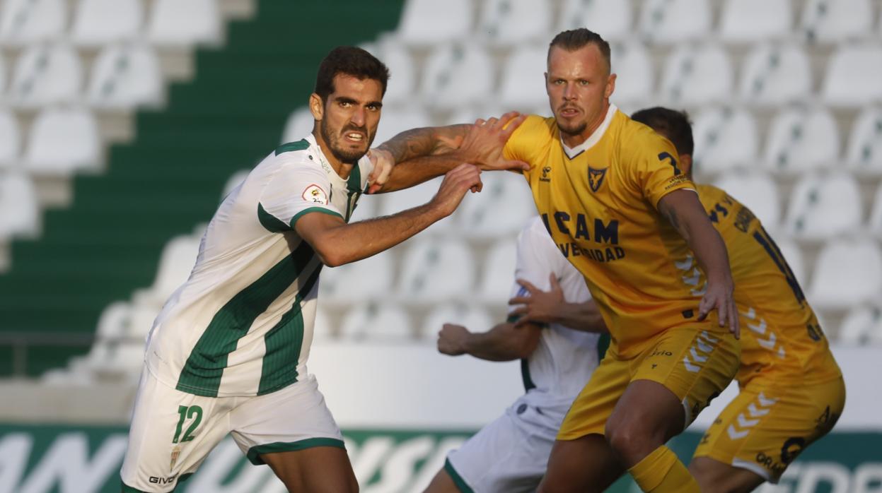 Lance del partido entre el Córdoba CF y el UCAM Murcia