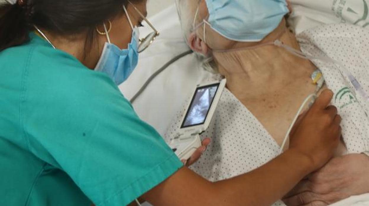Una sanitaria atiende a un paciente en un hospital de Córdoba