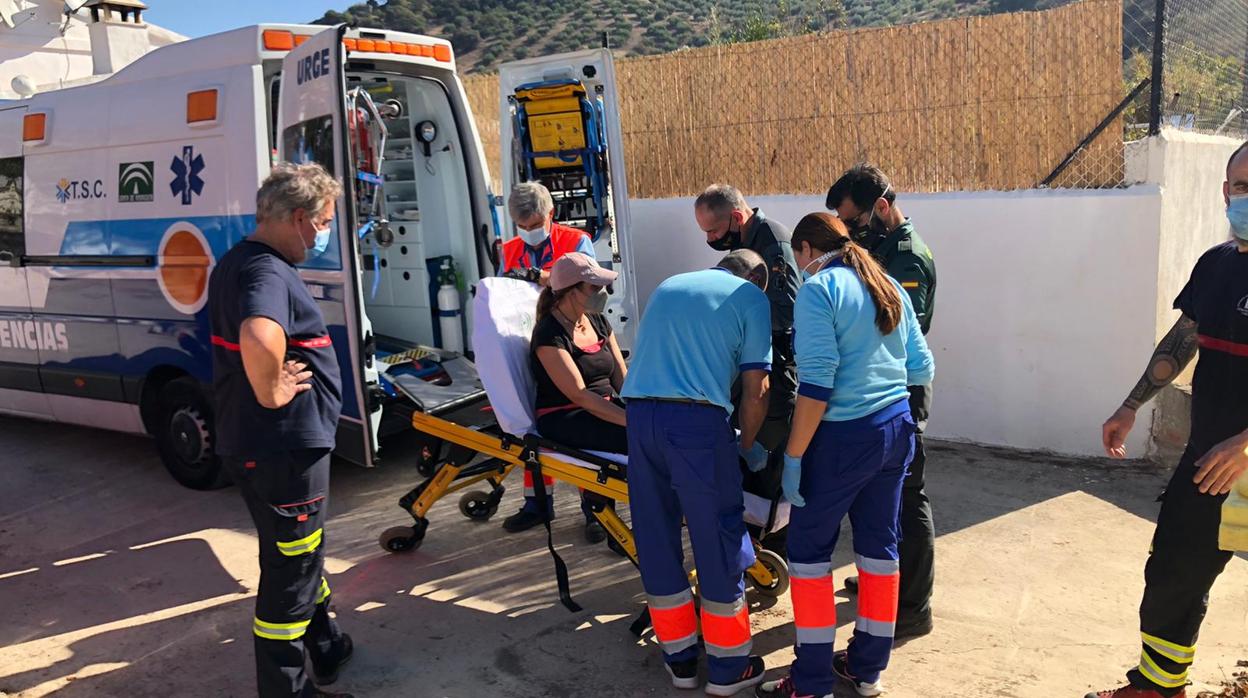 Momento en que llevan a la mujer herida a la ambulancia