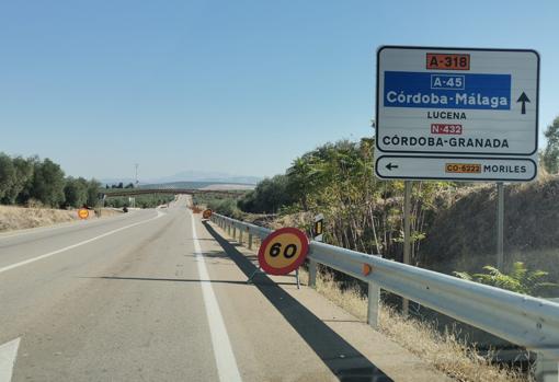 Señalización de la desviación a Moriles en la ruta a Lucena de Puente Genil