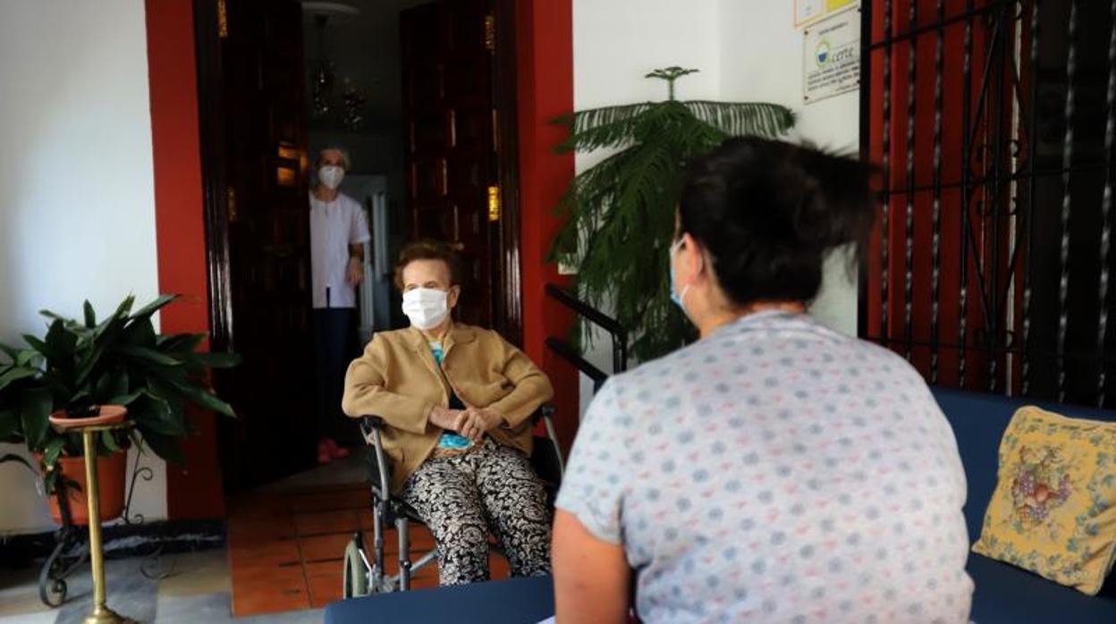 Ancianos y familiares en una residencia de Córdoba