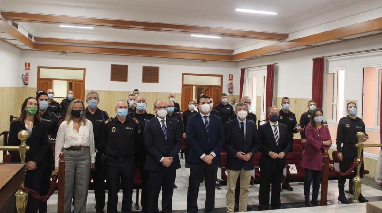 Foto de familia de los 17 nuevos policías locales de Córdoba junto al alcalde y otros miembros de la Corporación