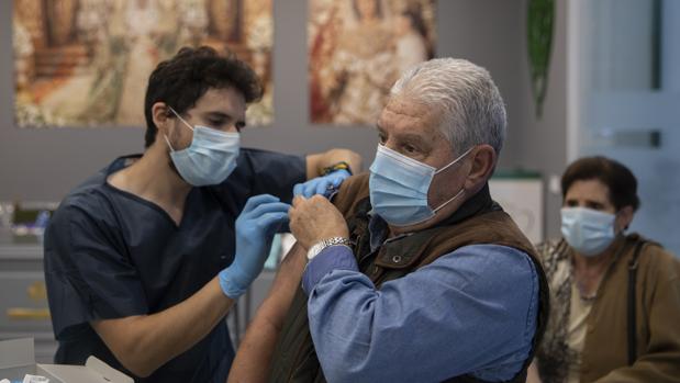 Enfermos crónicos, embarazadas, policías y docentes pueden vacunarse de la gripe desde hoy en Andalucía