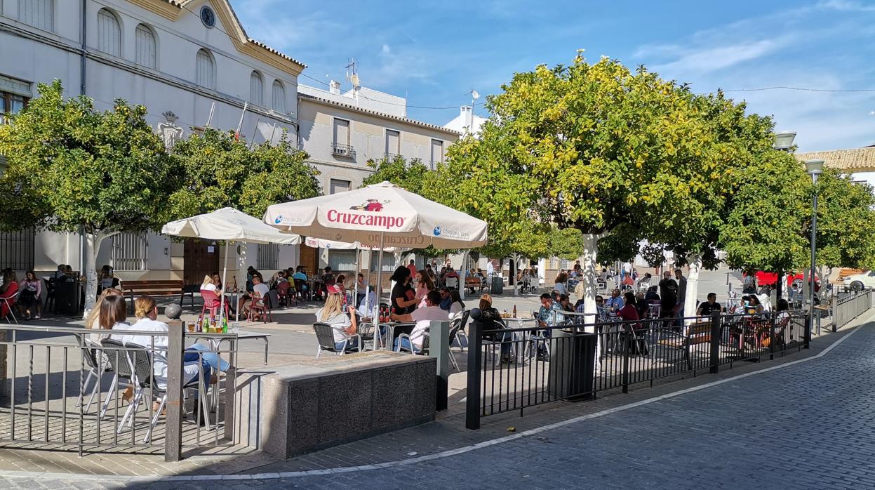 Imagen de la plaza del Ayuntamiento de Monturque, municipio confinado, este domingo