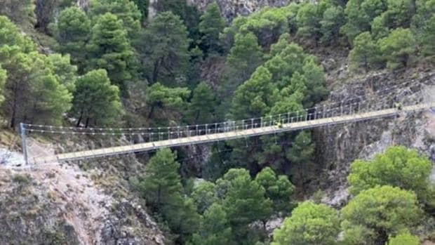 Muere una mujer al caer a un barranco en la ruta del mayor puente colgante de Andalucía, recién abierto