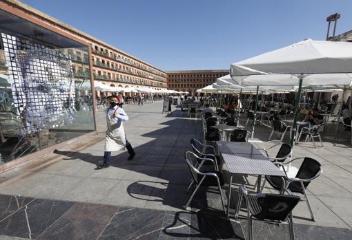 Veladores vacíos en la plaza de la Corredera