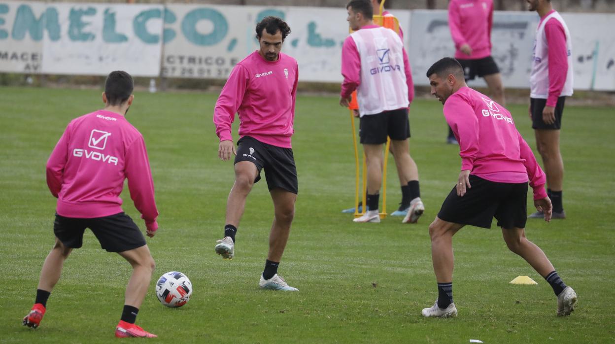 De las Cuevas golpea del balón en el entrenamiento del Córdoba CF este miércoles ante Salido y Willy