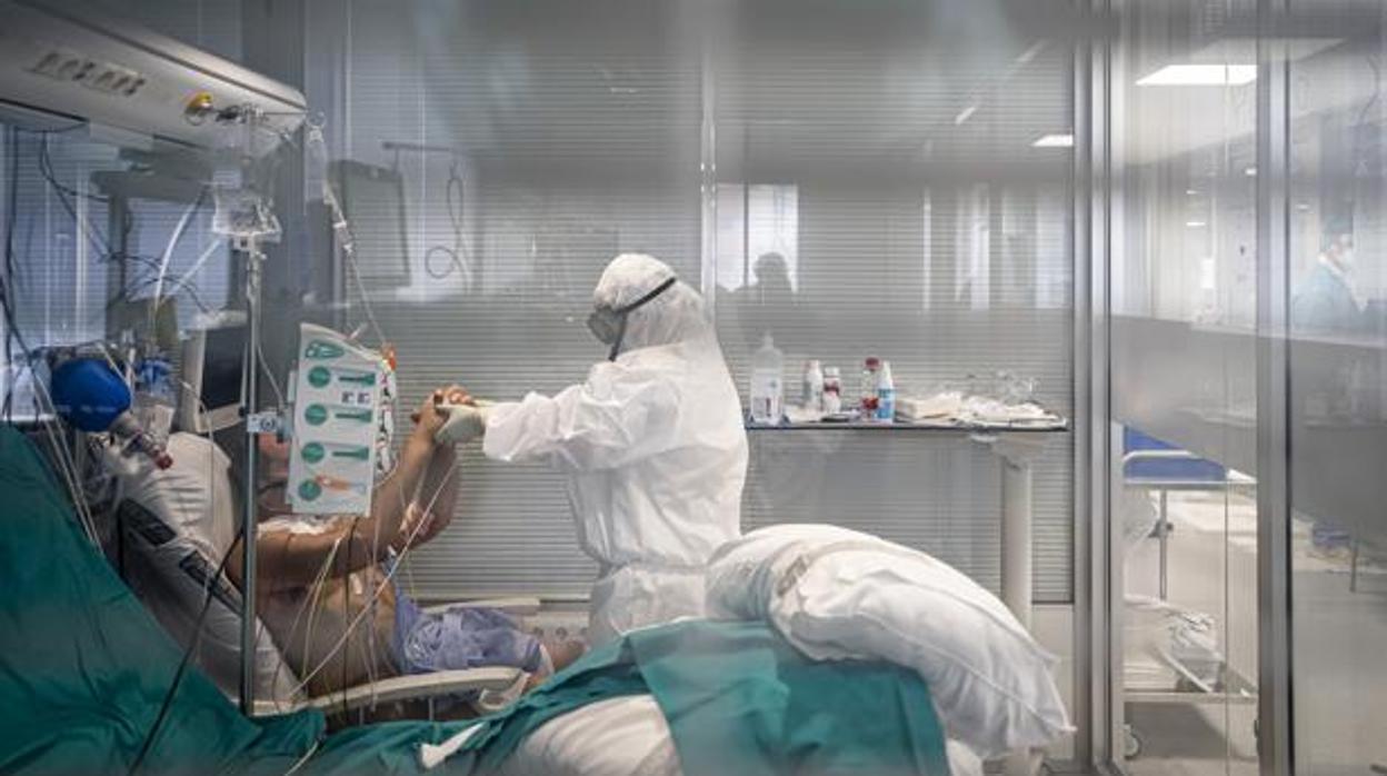 Sanitario atendiendo a un paciente en un hospital de Córdoba