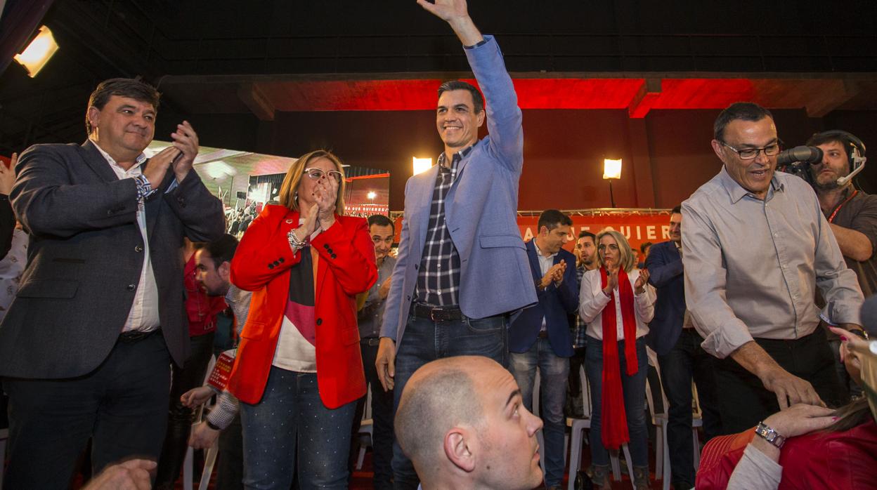 Pedro Sánchez en un acto del PSOE en Huelva con Gabriel Cruz, María Luisa Faneca e Ignacio Caraballo