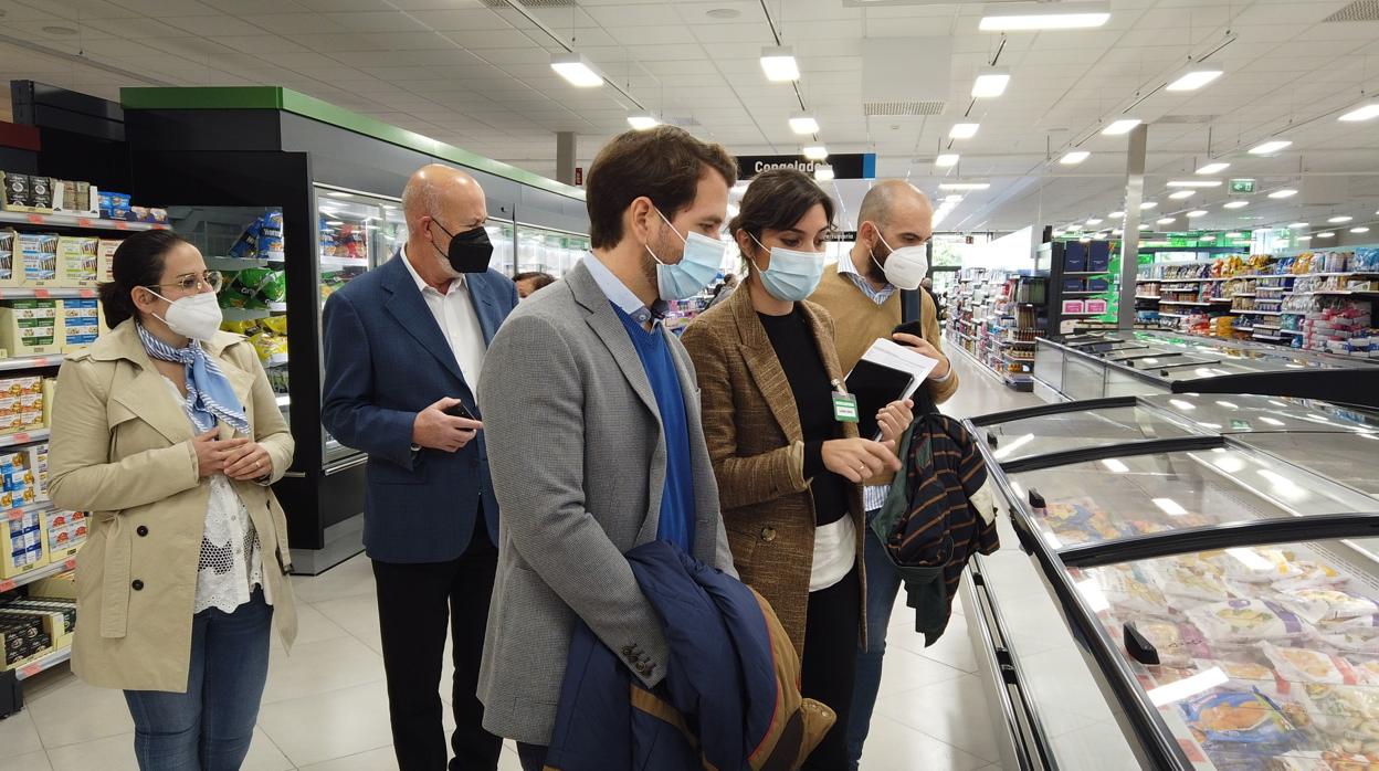 El alcalde de Cabra, en primer plano, durante la visita al supermercado