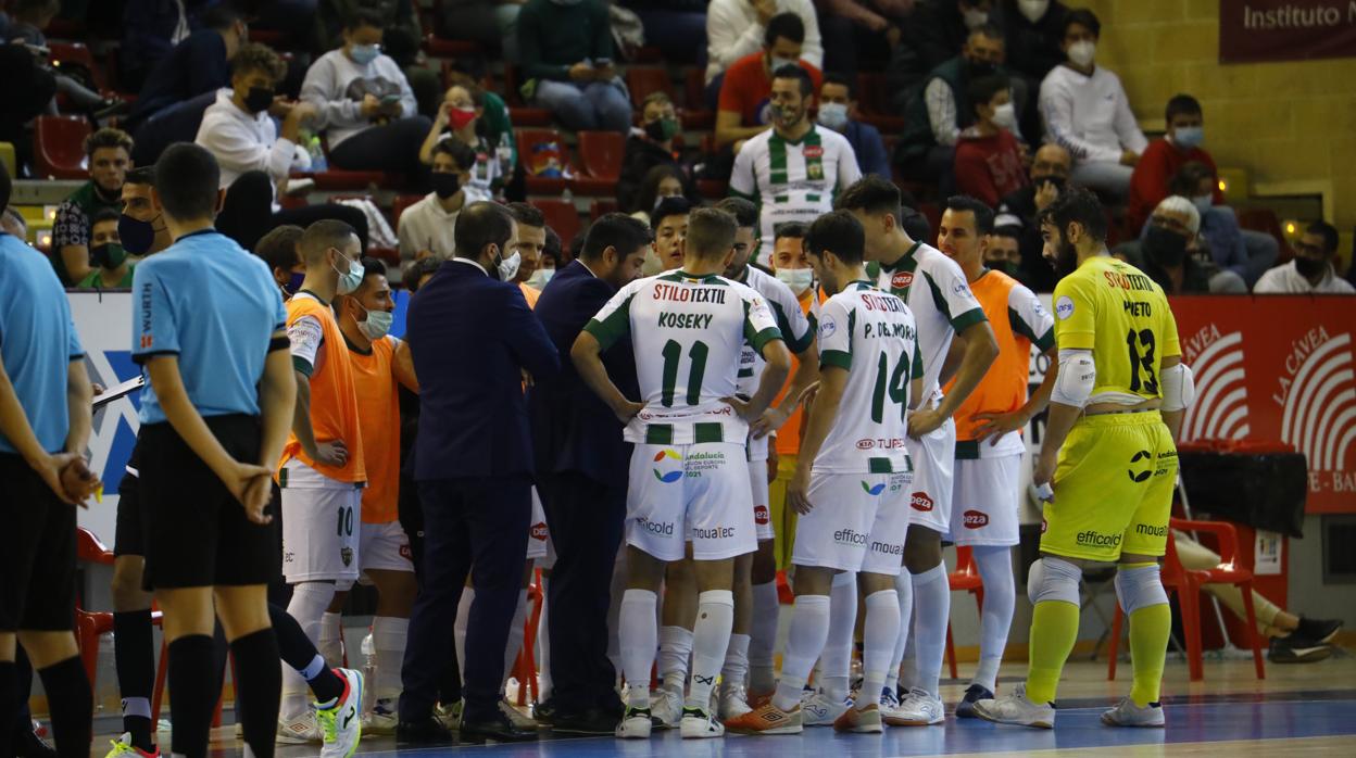 Los jugadores del Córdoba Patrimonio, en el partido ante el Palma con público en Vista Alegre