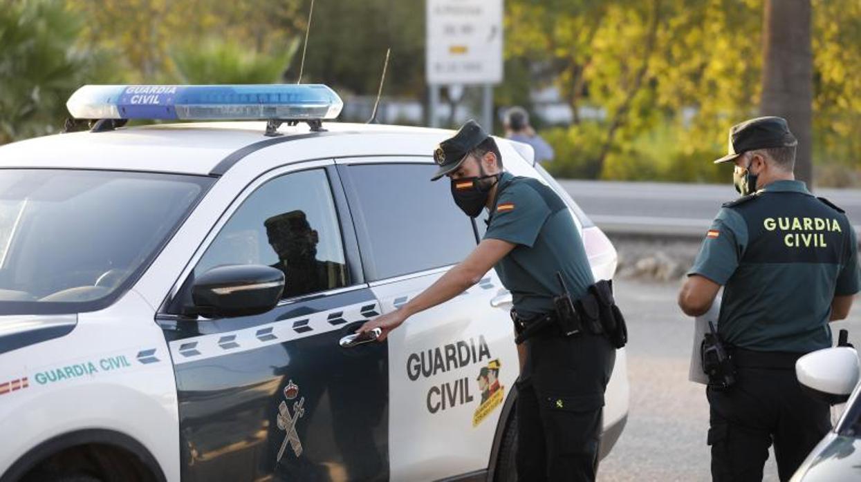 Agentes de la Guardia Civil en control durante el confinamiento de la población en Córdoba