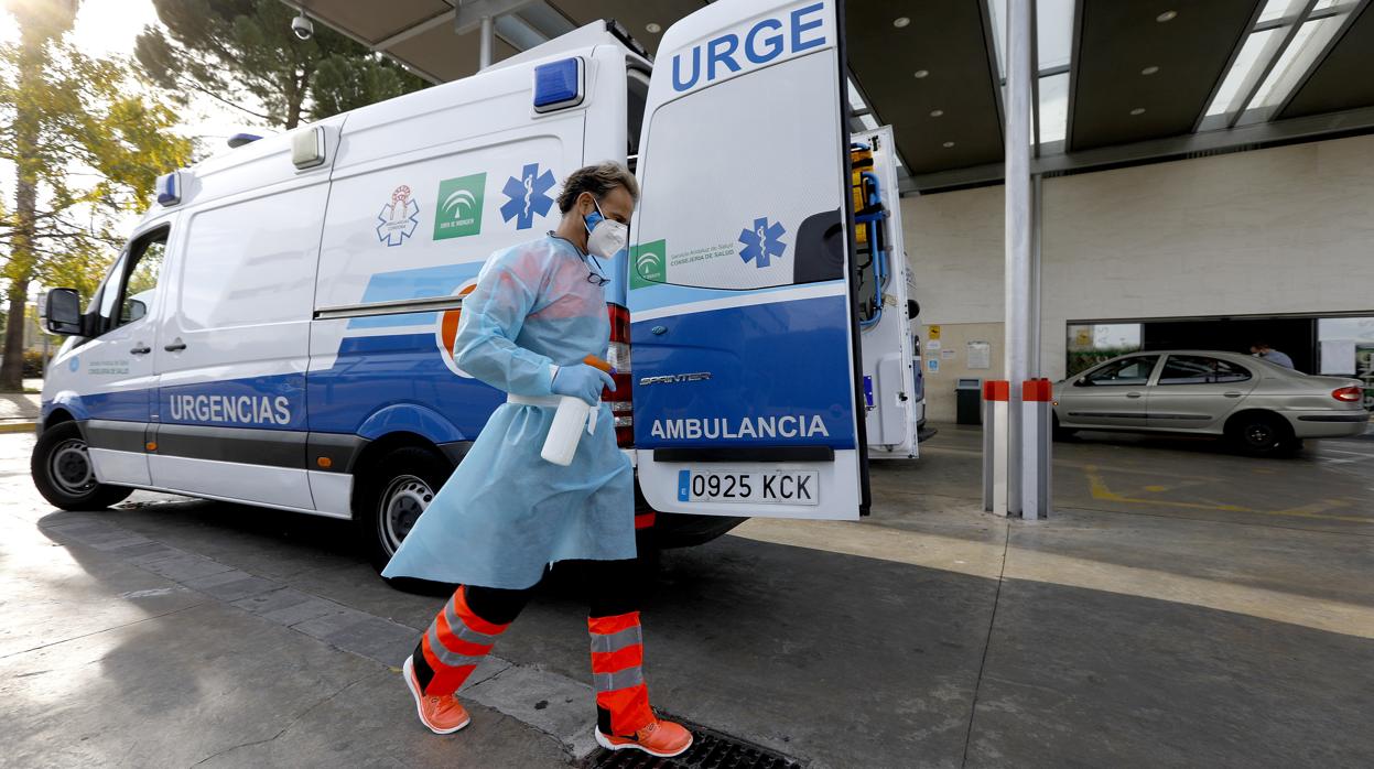 Un sanitario a la entrada de las Urgencias del Hospital Reina Sofía