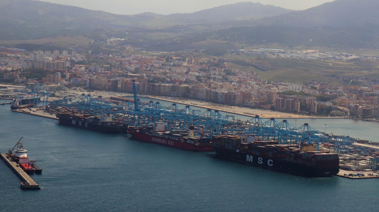 Imagen parcial del puerto de Algeciras, concretamente de la zona donde atracan los megaships