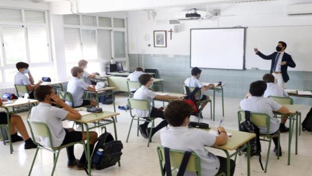 Bajar la ratio y atender a la diversidad: los puntos del pacto educativo andaluz que ha rechazado la izquierda