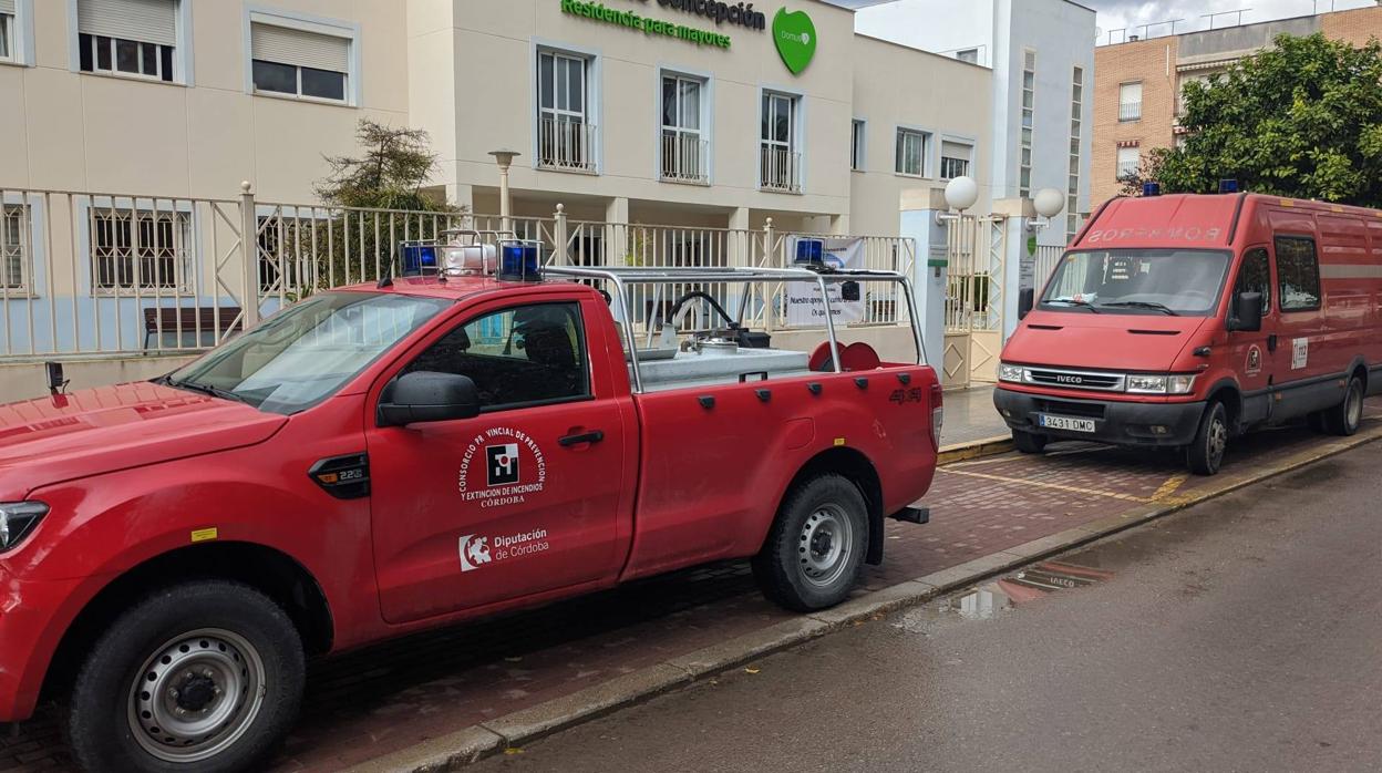 Bomberos procedieron en la jornada del jueves a la desinfección de la residencia Domusvi de Puente Genil