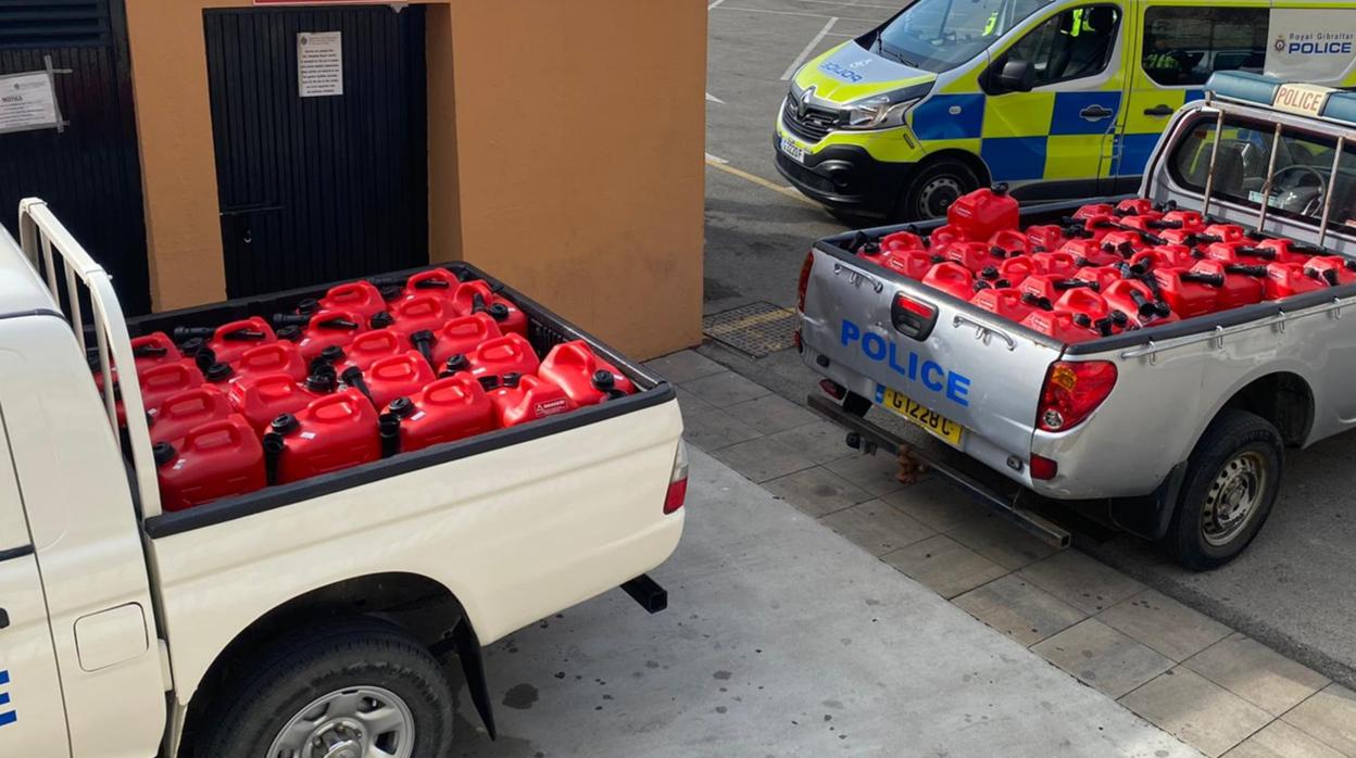 Imagen de las petacas de combustible intervenidas por la Policía de Gibraltar