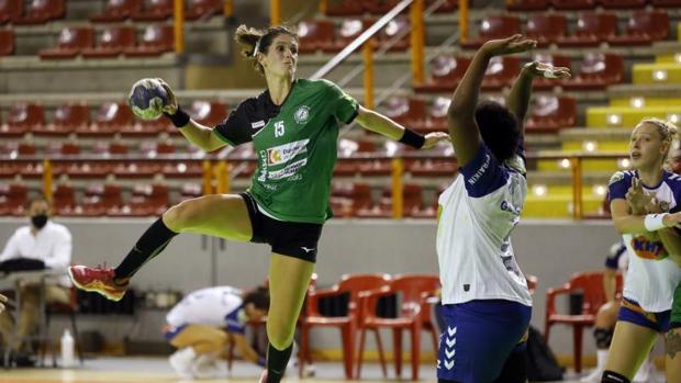 El Adesal logra su primera victoria en liga ante Porriño (28-23)