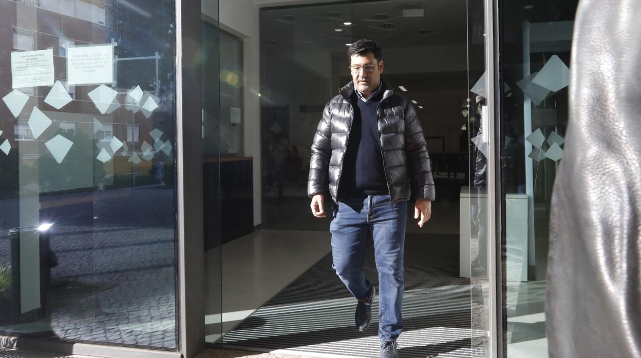 Jesús León sale de la Ciudad de la Justicia de Córdoba el 9 de noviembre tras entregar su pasaporte