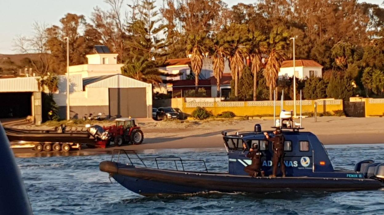 Agentes del Servicio de Vigilancia Aduanera, durante una operación