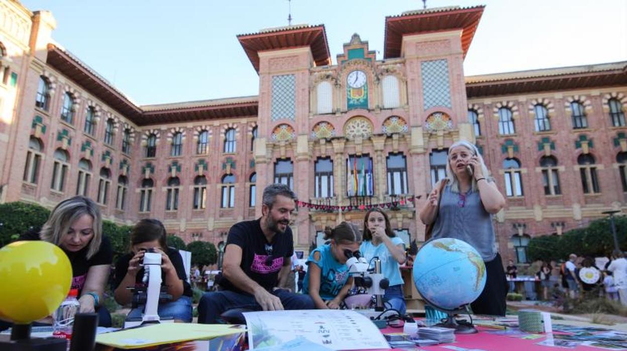 Actividades de la Noche de los Investigadores celebrada en 2018 en Córdoba delante del Rectorado