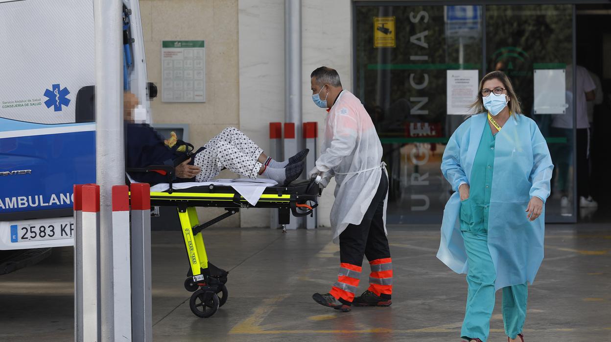 Sanitarios a las puertas de las Urgencias del Hospital Reina Sofía de Córdoba