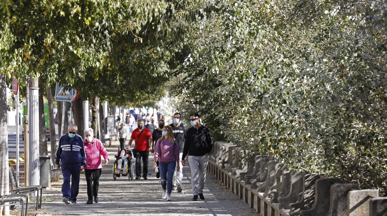 Varias personas paseando por la Ribera de Córdoba