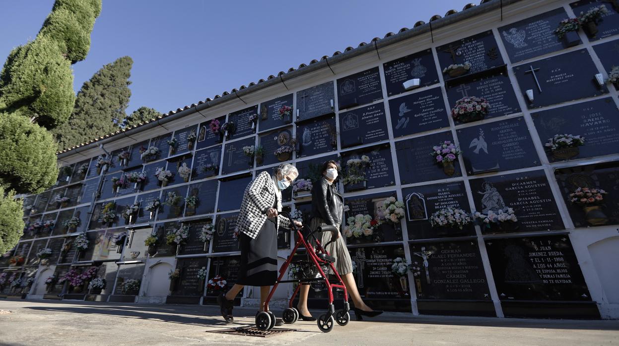 Dos mujeres en su visita al cementerio de San Rafael de Córdoba